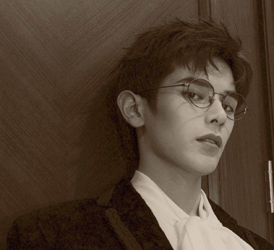 姚弛自揭伤疤力挺鲍某养女,长文讲述童年相似遭遇