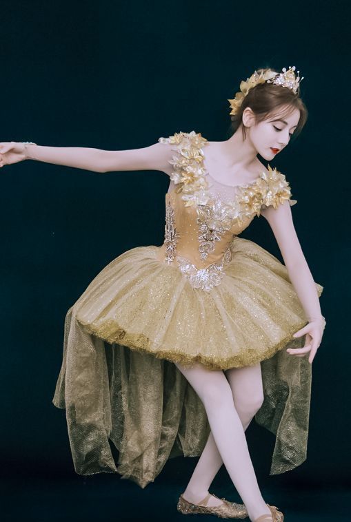 有一种"惊艳"叫迪丽热巴跳芭蕾,当她弯下腰的一刻