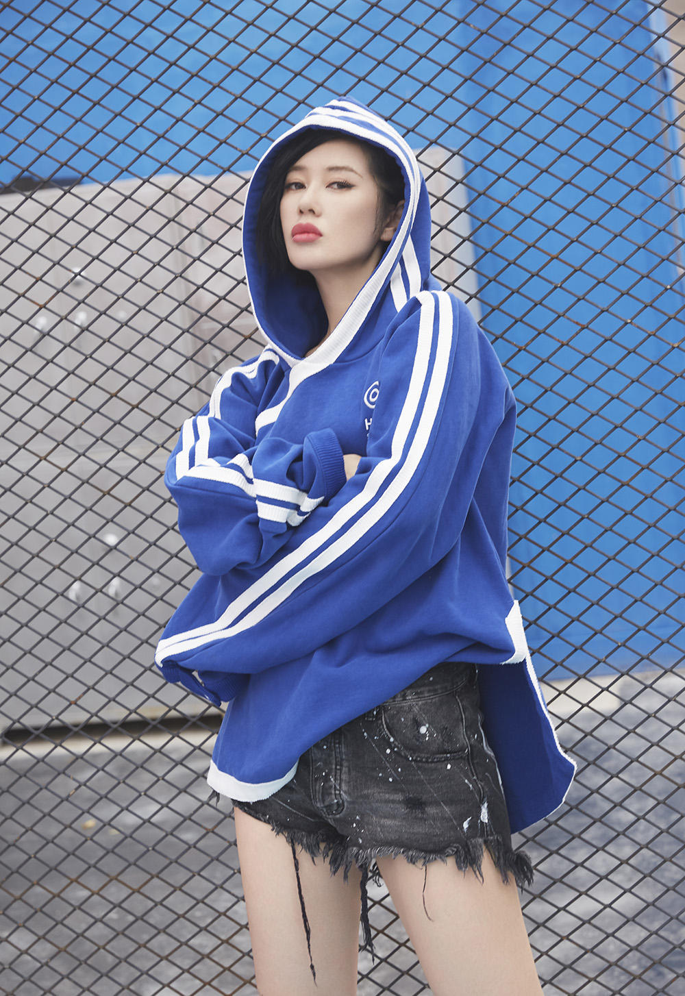 43岁的余男依然少女感十足,身穿蓝色卫衣配牛仔裤,年轻20岁不止