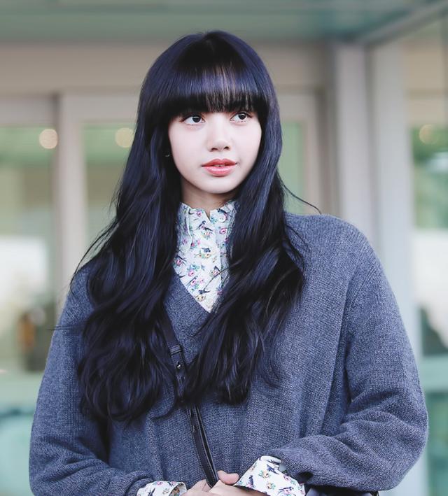 原来lisa也有不完美的时候,直接穿短裙现身,双腿膝盖惹争议