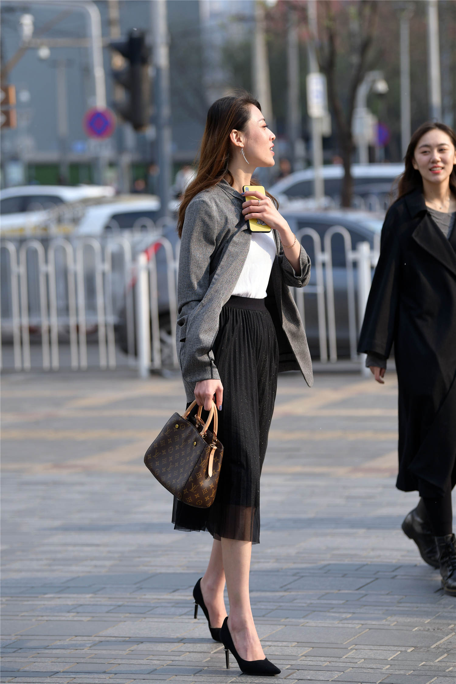春天适合穿着高跟鞋逛街时尚姑娘选择尖头细跟鞋衬托气质