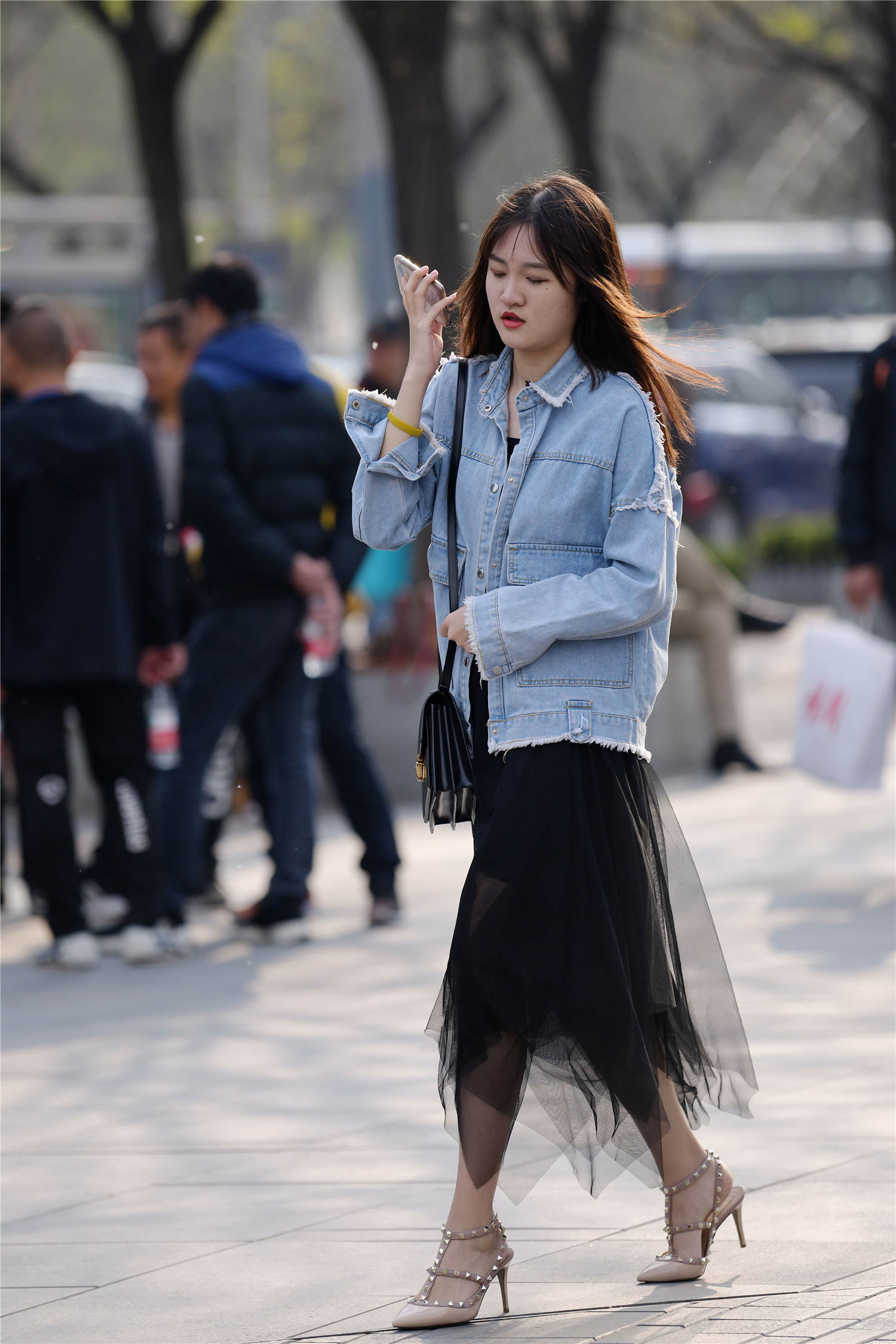 春天适合穿着高跟鞋逛街时尚姑娘选择尖头细跟鞋衬托气质