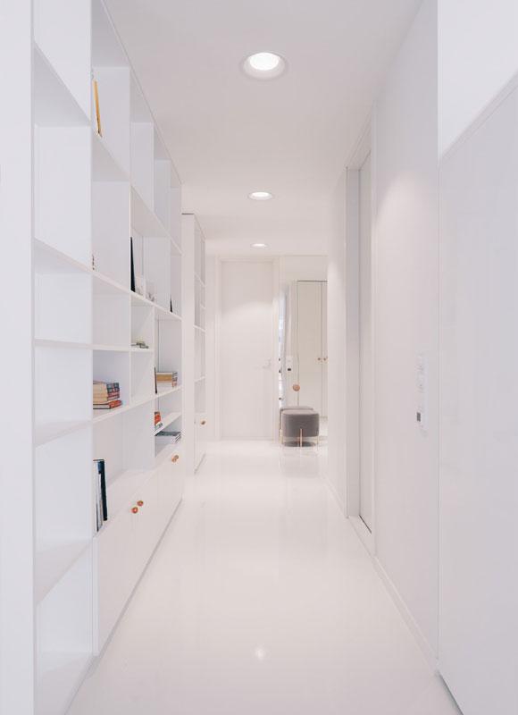 85㎡的白色空间,极简设计感觉特安静,金色餐桌高级又漂亮