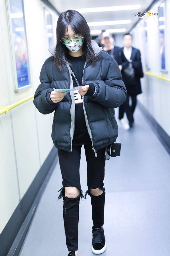 郑爽到底有多瘦?这么窄的打底裤都穿不满,有没有90斤?