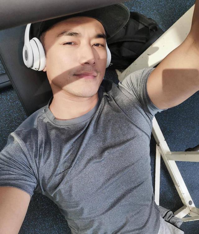 黄祥兴的第一个名字是黄长兴,当时他以这个名字进入娱乐圈,之后在众多