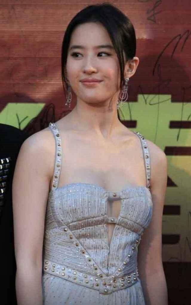 刘亦菲放得开礼裙前侧镂空穿后背全靠细绳绑无修图照够真实