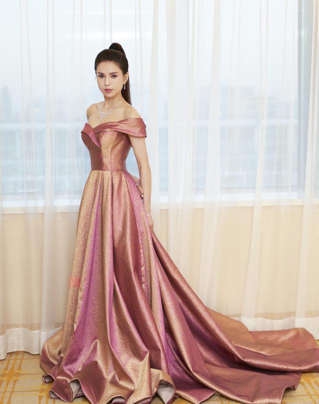 李若彤真是"不老美人"!穿吊带裙气质出众,看身材哪像53岁了