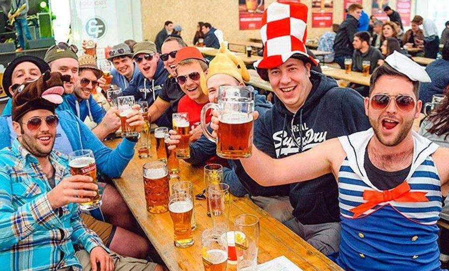 去俄罗斯旅游时,为何不要和当地的美女喝酒?导游:喝完后悔了