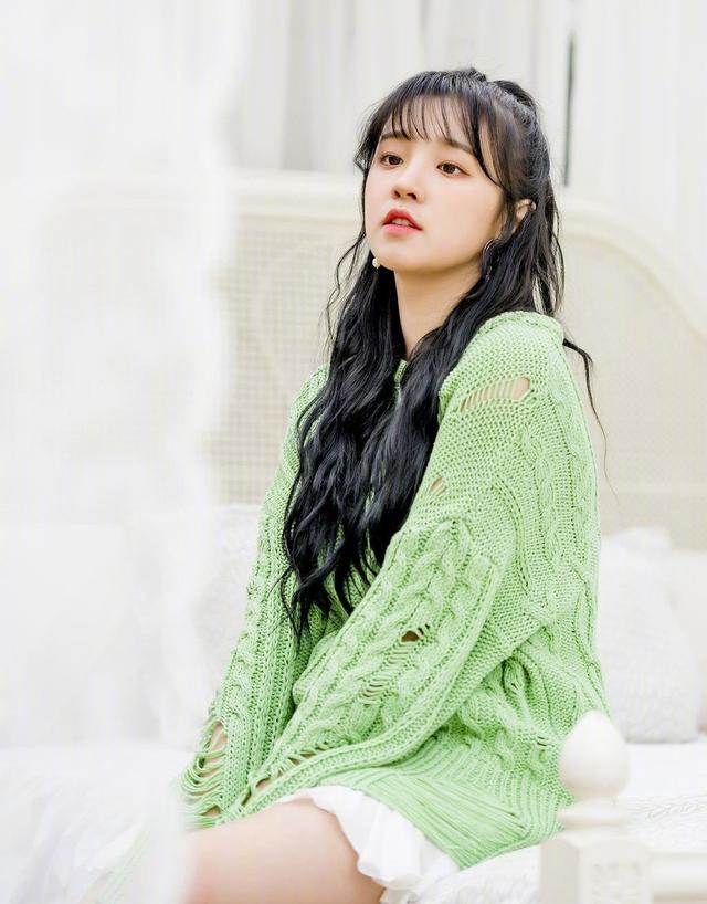 她是《奔跑吧3》新成员,白裙叠穿破洞针织衫,果真洋娃娃般美貌