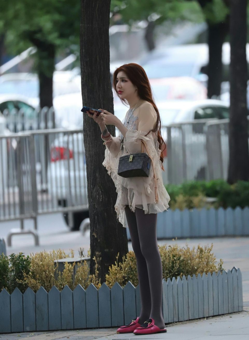 街拍:这位白富美小姐姐造型靓丽,一般男人真驾驭不了