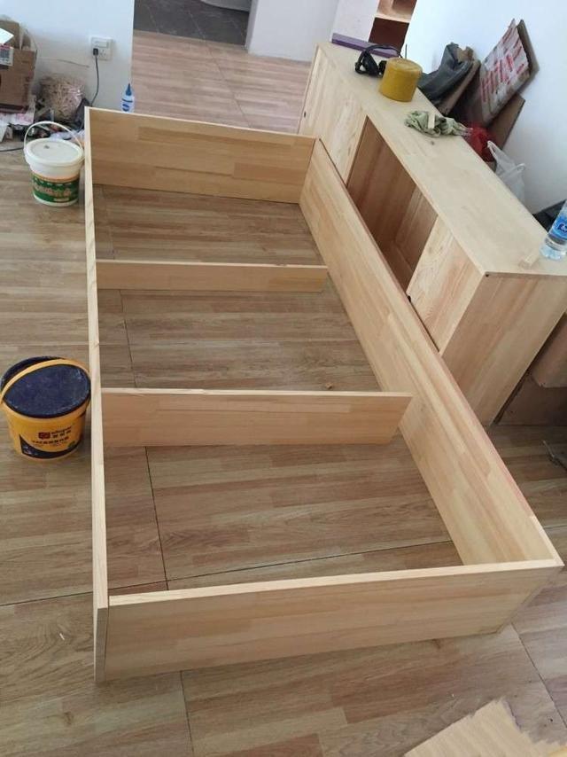 木工能打这样的床,真的要多给500块工钱!连衣柜都省了,太牛