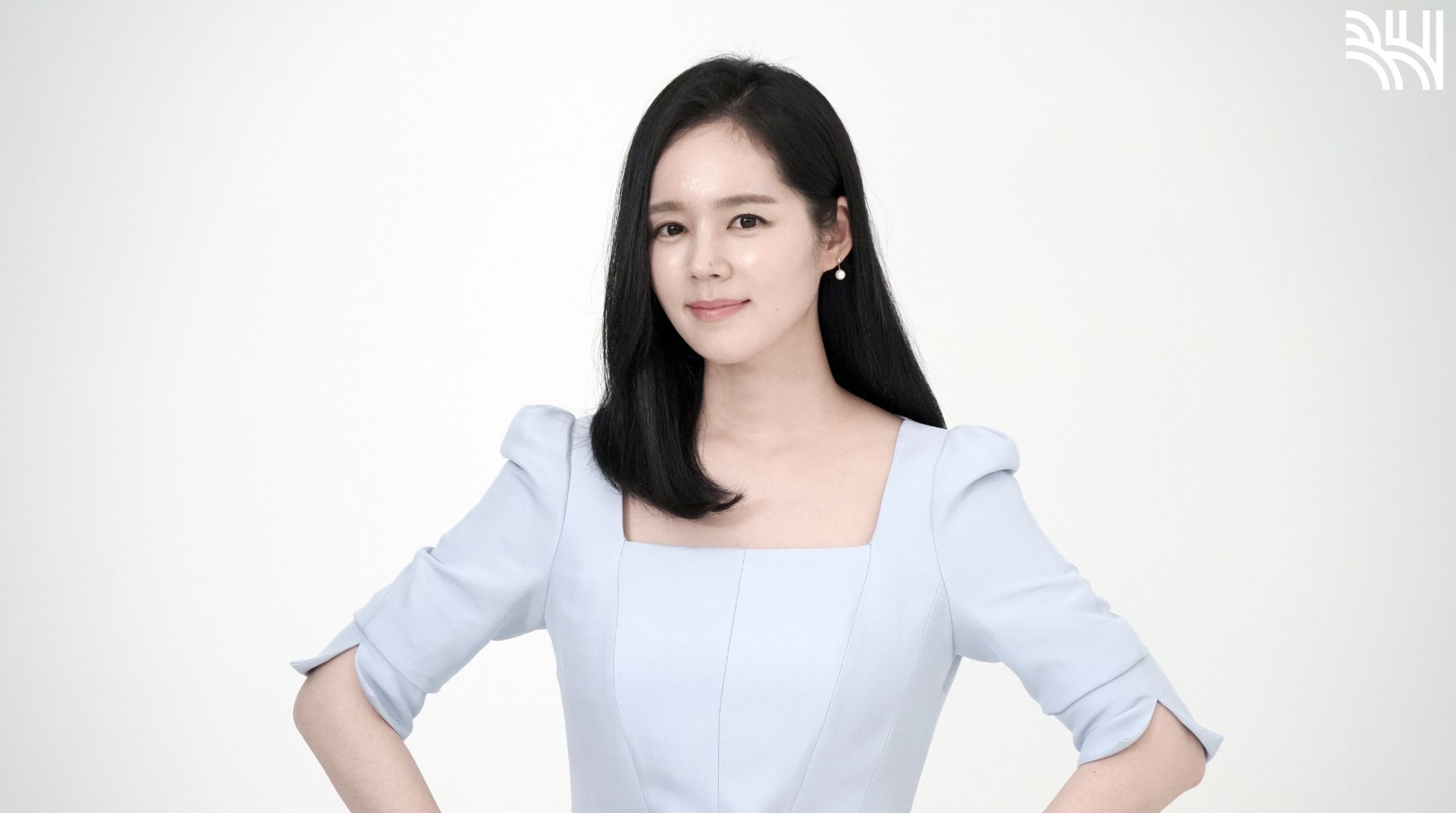 韩佳人近照曝光身穿浅蓝色方领连衣裙恬静优雅
