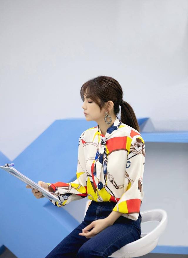 这不是she的"假小子"了,ella穿衬衣扎低马尾,优雅知性