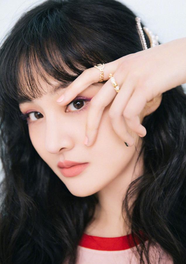 郑爽新剧路透照,穿复古红裙完胜刘亦菲,这才是"神仙姐姐"