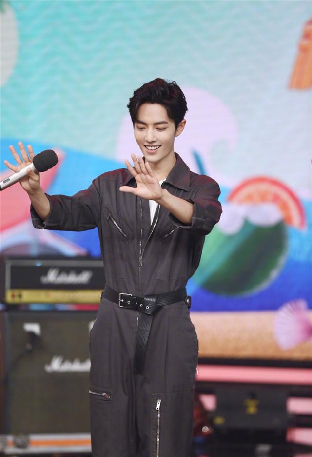 肖战把"齐腰连体裤"穿火了!内搭衬衫青春帅气,比穿西装还高级