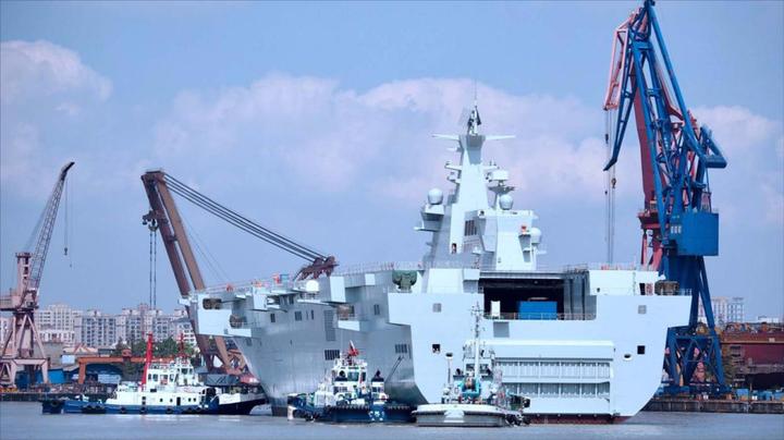 中国第二艘两栖攻击舰图片