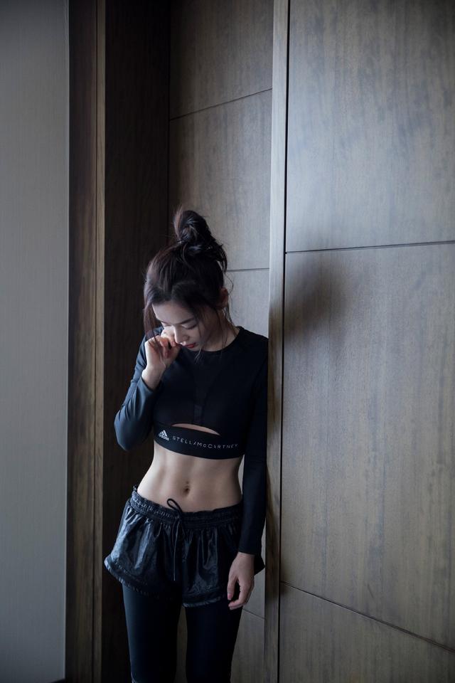 女明星太自律了,袁姗姗穿露脐健身套装出镜,"5年"马甲线亮了