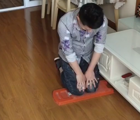 女子经常让老公跪搓衣板,但老公从不介意,女子查看监控无语