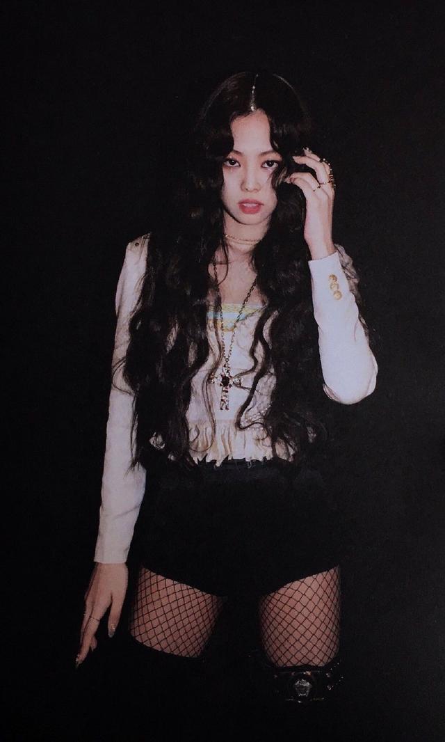 韩国的女团在舞台上经常搭配渔网的丝袜穿,但是在我们内地,这种丝袜