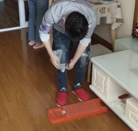 女子经常让老公跪搓衣板,但老公从不介意,女子查看监控无语