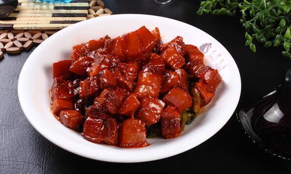 客家焖猪肉3,油锅烧热,加入蒜苗炒均匀;加入木耳和西红柿翻炒片刻,再