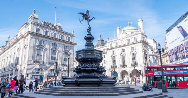 英女王鼓舞人心的演讲经典句 在皮卡迪利广场大屏幕滚