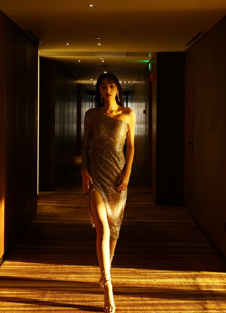 白色西装:帅气,职场风这张照片中索朗美淇身穿一身白色的西装搭配上脚