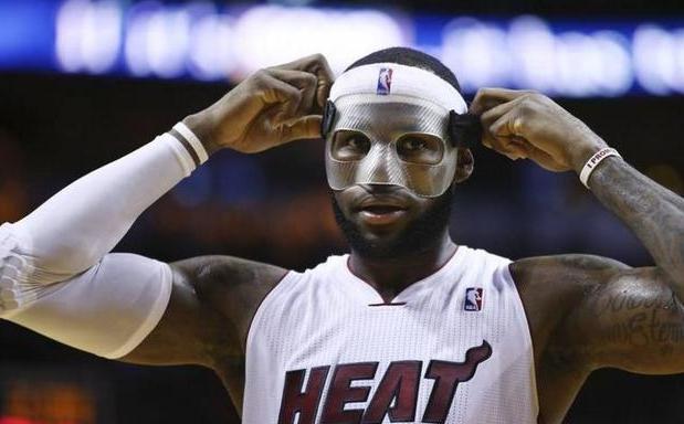 戴面具的詹姆斯有多强?因吓哭小朋友被禁,一战轰17年最强纪录!