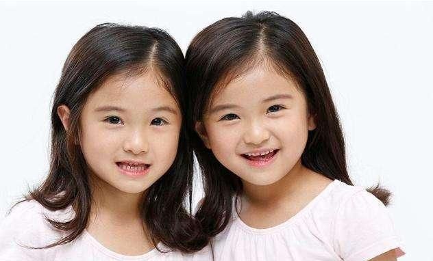 "双胞胎姐姐抱双胞胎弟弟"爆红网络,网友:看起来像复制粘贴