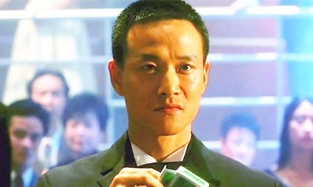 67岁"仇笑痴"近照,戴老花镜难掩老态