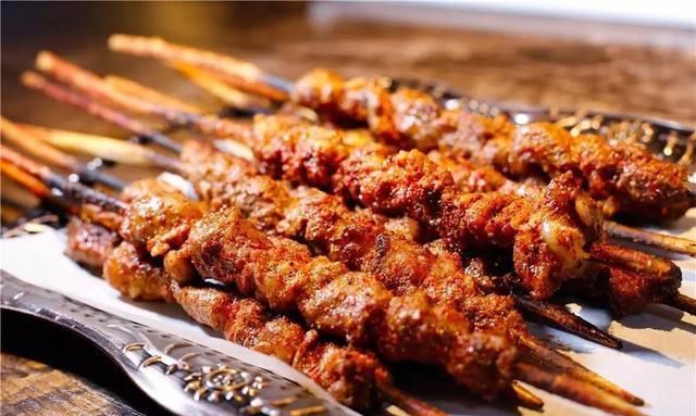 吃了新疆的羊肉串,才知道大排档的叫牙签肉