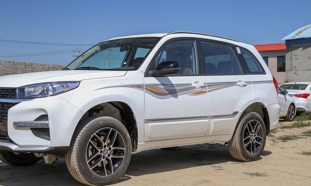 奇瑞又一国六好车,配车身拉花,重达1.4吨油耗7.3l,售5.99万起