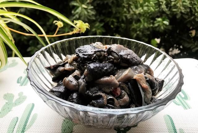 【调料】:生抽,加饭酒,芝麻油各半碗【食材】:鸡1只,香菇1小把,姜1块