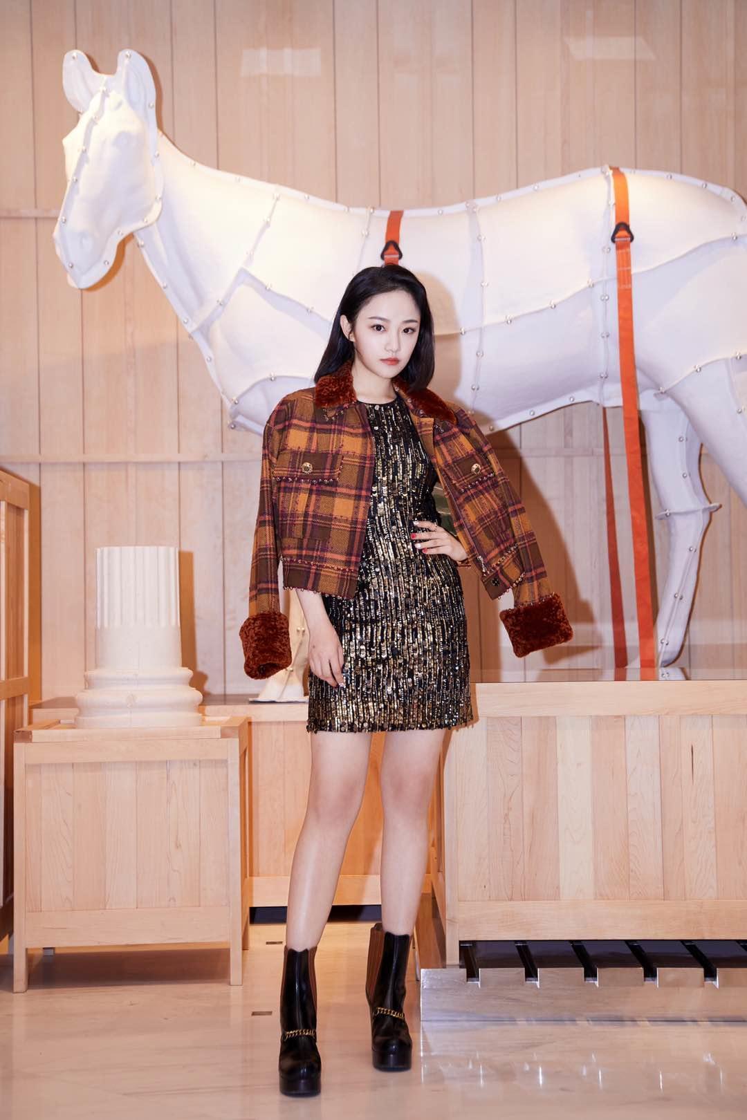 吴佳怡长相清纯甜美,穿搭高级精致,一袭粉色丝绸连衣裙温柔少女