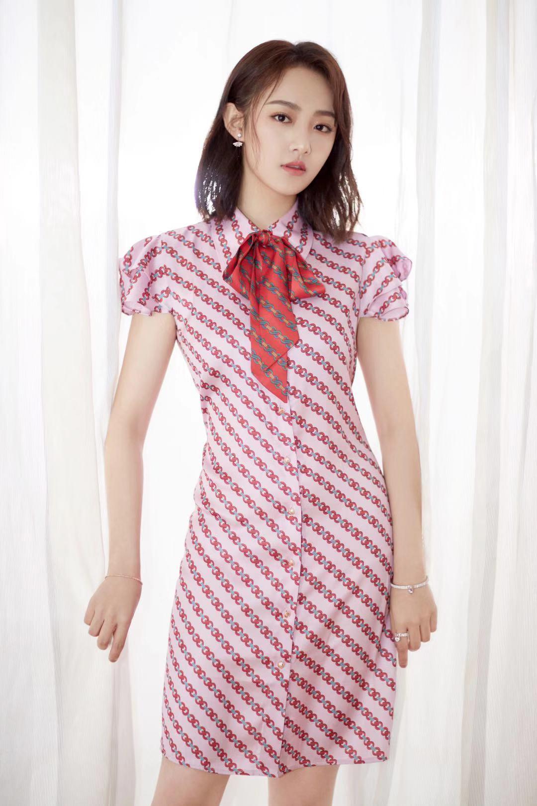 吴佳怡长相清纯甜美,穿搭高级精致,一袭粉色丝绸连衣裙温柔少女