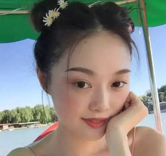 网红晚晚是如何一步步跨入时尚界成为艺术名媛的