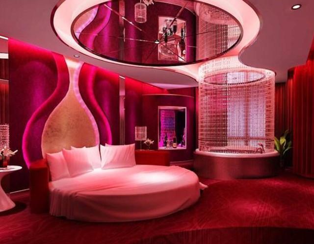 而一般的情侣房间都是精心布置过的,主要的特点就是浪漫,可能这个房间