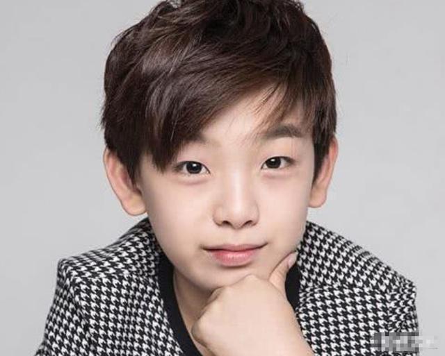 他是最忙的童星,出道7年拍摄60余部戏,年仅15岁身高去达到180cm