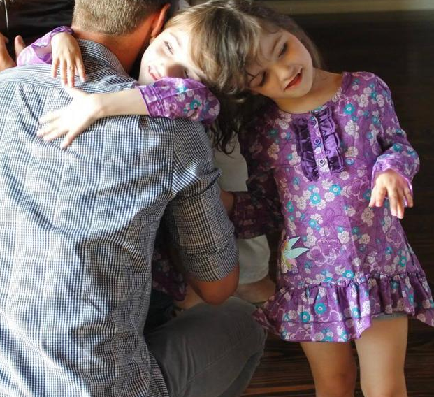 头部紧紧相连,双胞胎"连体姐妹花"真实的生活百态!