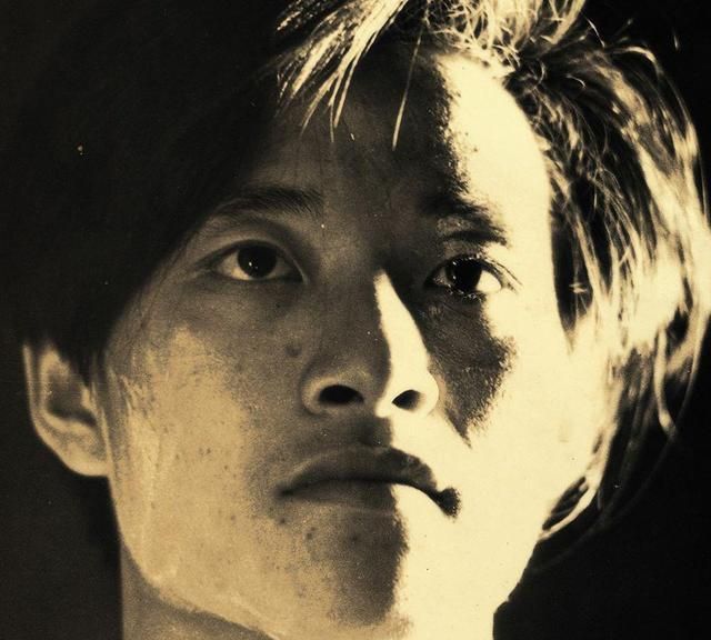 67岁"仇笑痴"近照,戴老花镜难掩老态