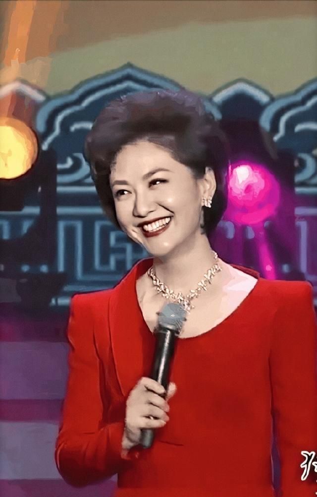 48岁央视主播海霞素颜照曝光,一头利落短发端庄大方气质优雅!