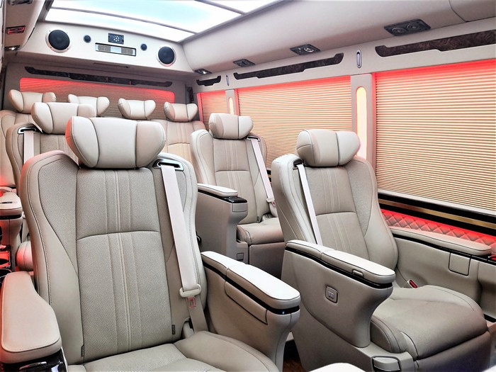 丰田考斯特12座豪华版商务车