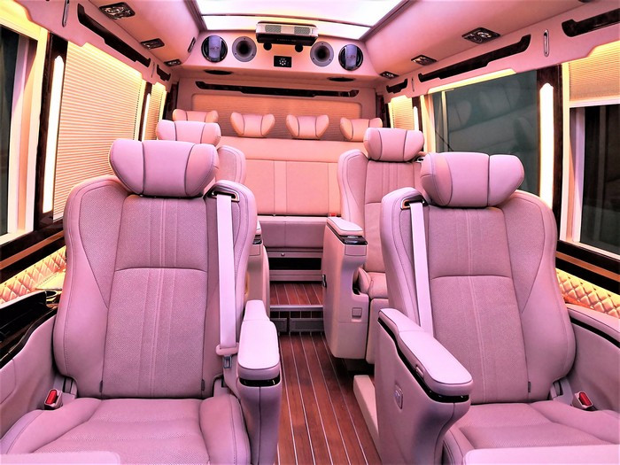 丰田考斯特12座豪华版商务车