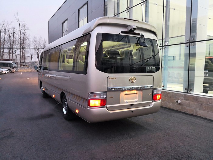 丰田考斯特12座豪华版商务车