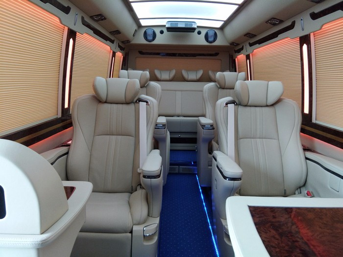 丰田考斯特12座豪华版商务车