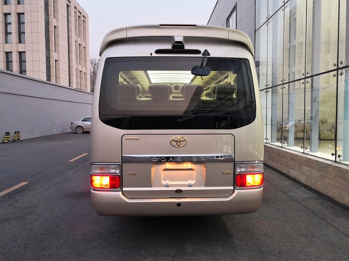 丰田考斯特12座豪华版商务车