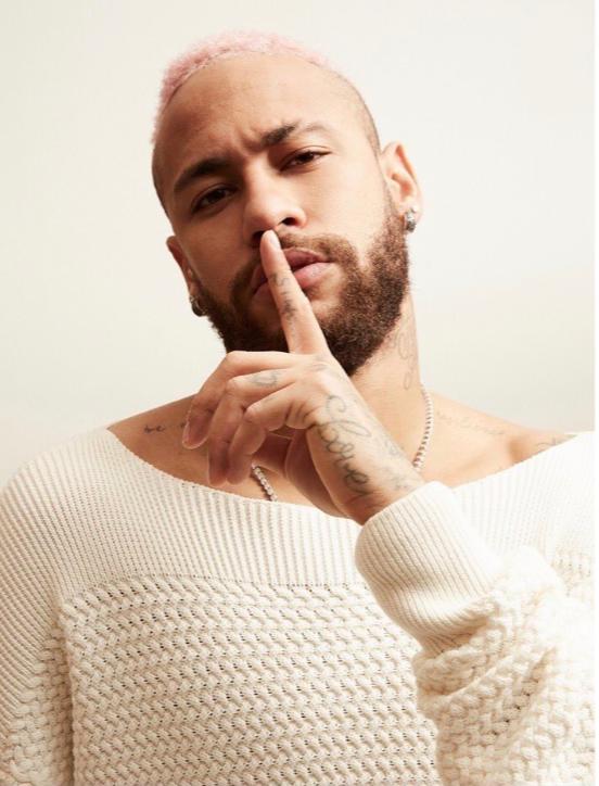 内马尔登上时尚杂志vogue4月刊封面