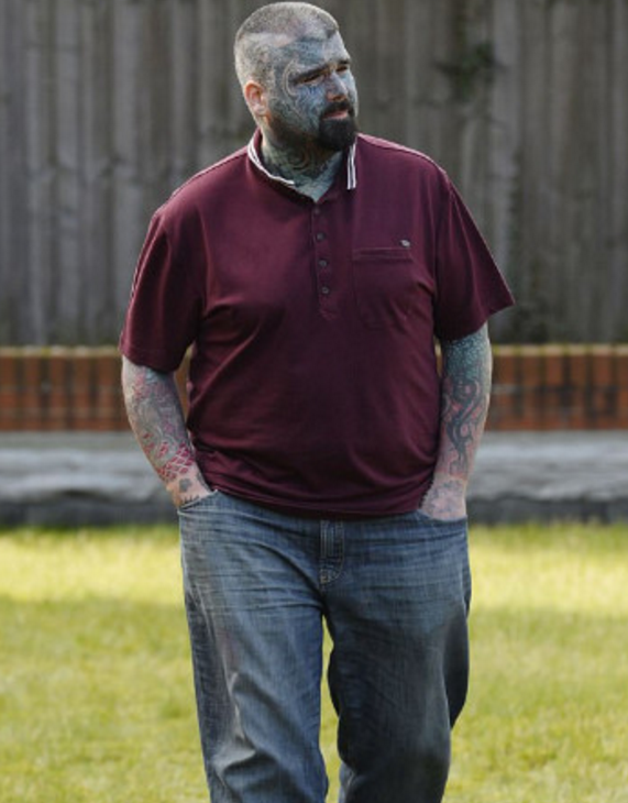 小伙看破红尘以后,竟把全身都纹满纹身,令人不忍直视