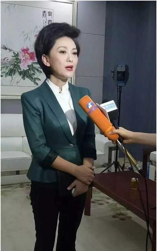 央视新闻联播主持人生活照曝光48岁优雅迷人