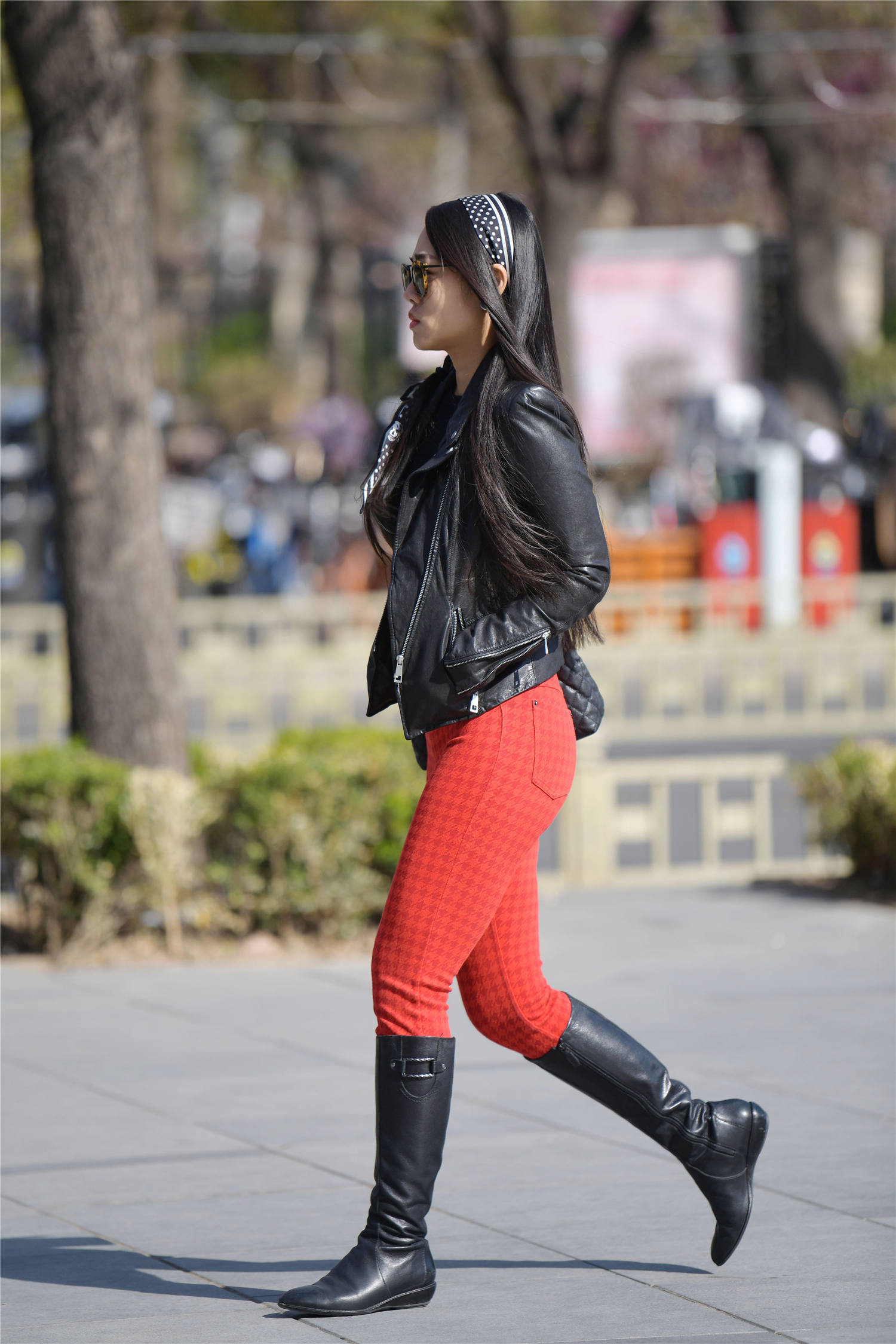 红色紧身裤搭配黑色长靴,穿出色彩,还衬托出精致